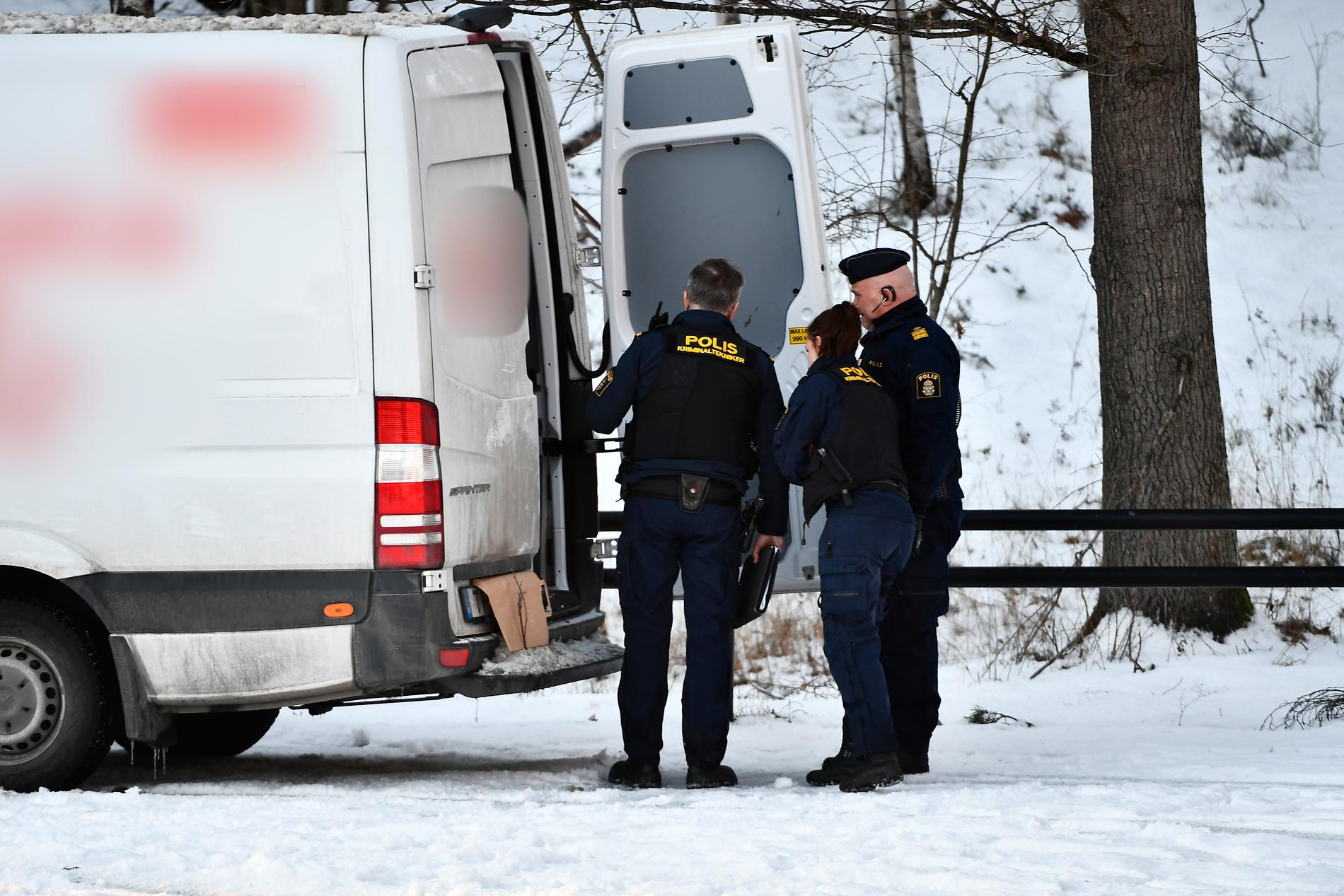En kvinna och ett barn har hittats döda i en bil i södra Stockholm.