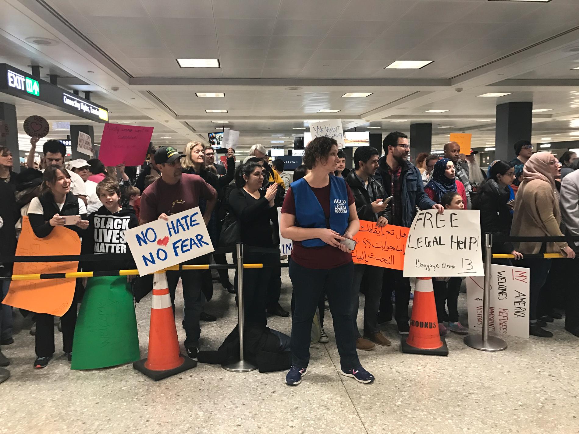 Hundratals människor samlades på söndagen på Washingtons internationella flygplats för att protestera mot Donald Trumps inreseförbud.