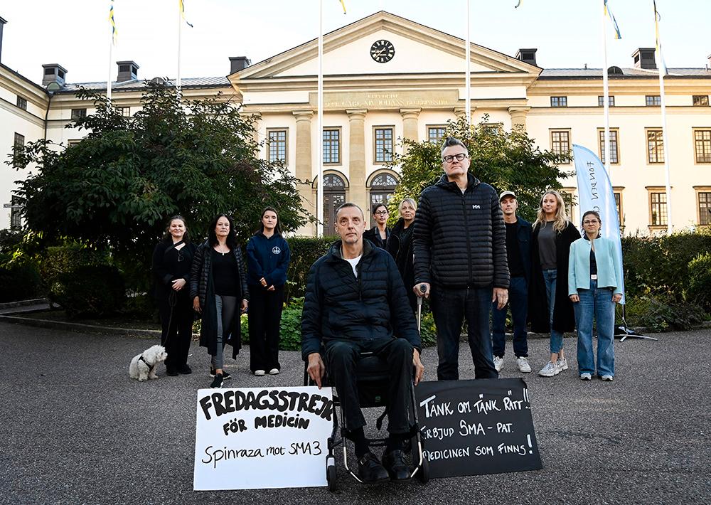 Varje fredag sedan hösten 2021 har Lars Ahlenius och Magnus Svensson demonstrerat utanför Landstingshuset i Stockholm. Det är politikerna som utser medlemmarna i NT-rådet, det råd som tagit beslutet att ha en åldersgräns på den livsviktiga SMA-medicinen. 