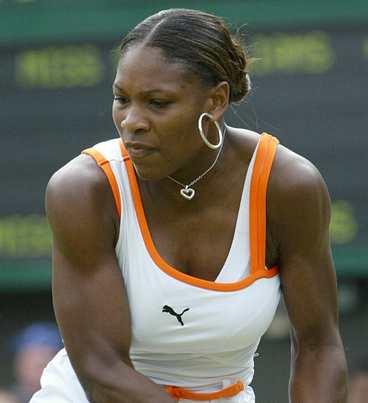 Serena - eskorterades av den falska vakten.