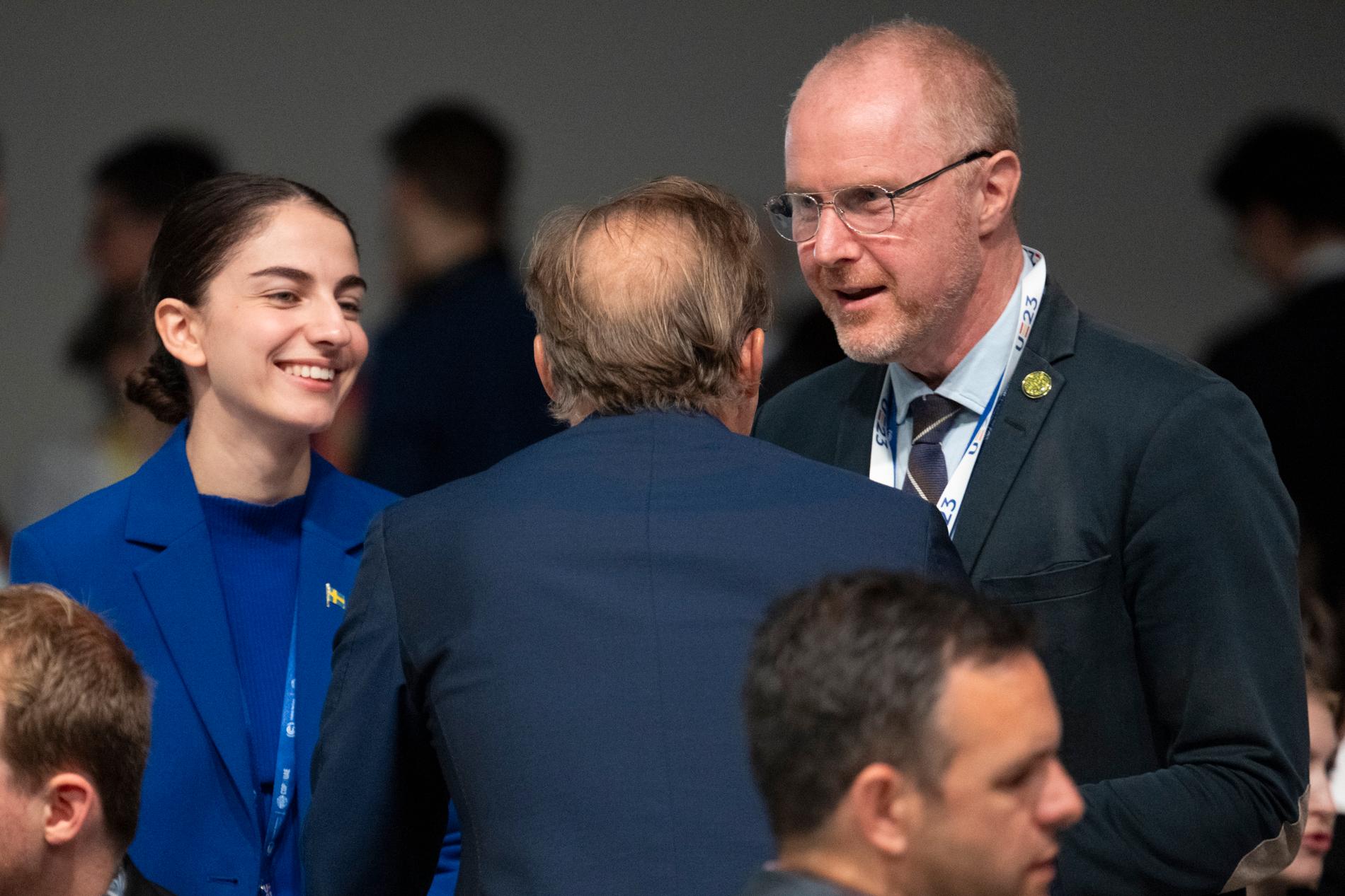 Klimat och-miljöminister Romina Pourmokhtari och sveriges chefsförhandlare Mattias Frumerie straxs innan avtalet ska klubbas på COP 28.