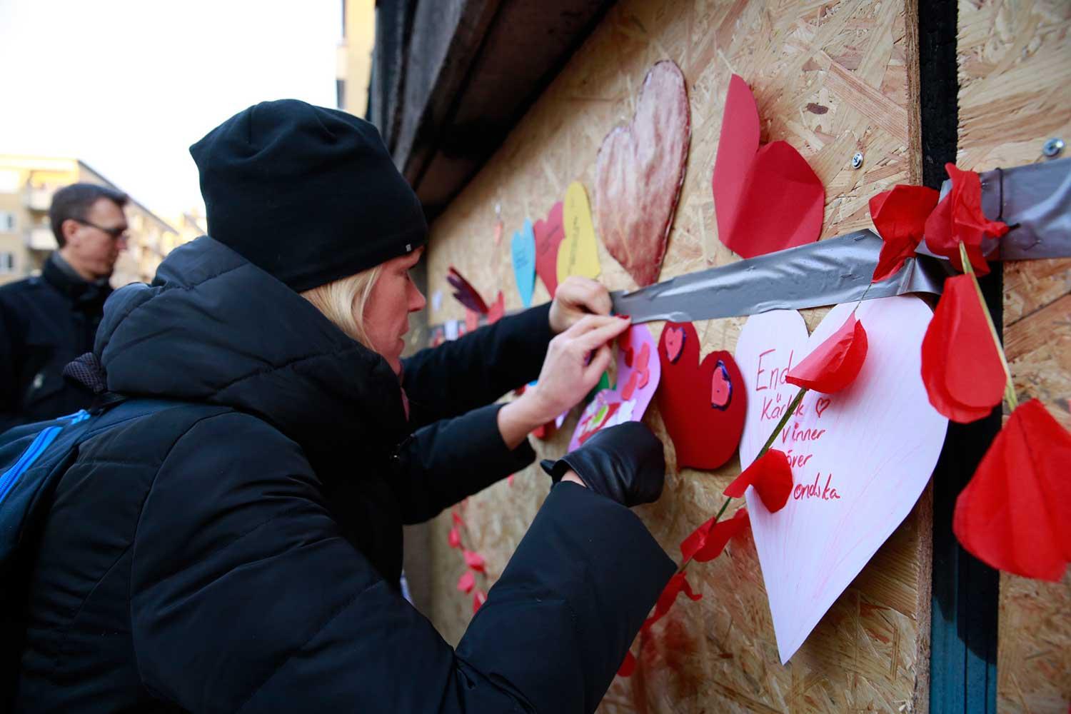 I Eskilstuna samlades människor och kärleksbombade den moské som brann under julhelgen.