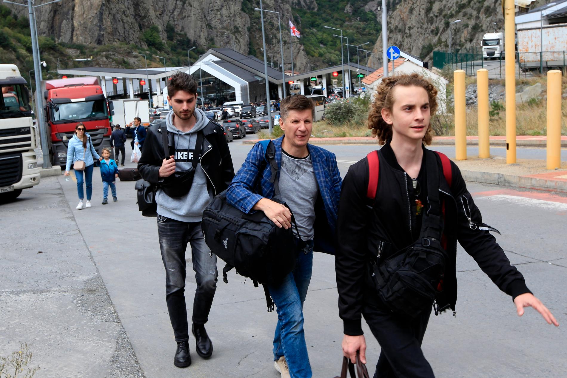 En grupp unga ryssar på väg över gränsen till Georgien. 
