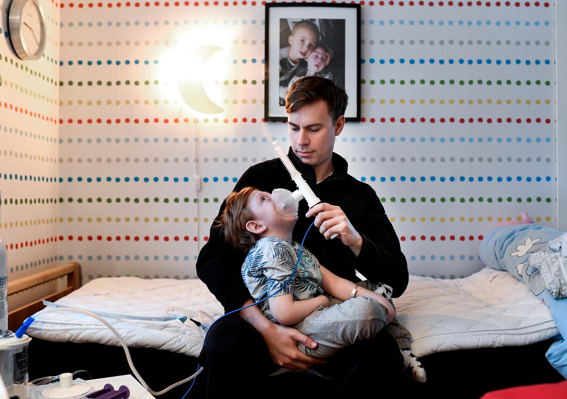 Assistenten Alexander Björnfot hjälper sexårige Jakob Franzén att andas i en process som måste upprepas minst var tredje timme.