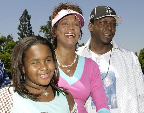 Whitney på Disneyland 2004, tillsammans med sin dotter Bobbi Kristina och dåvarande make Bobby Brown.