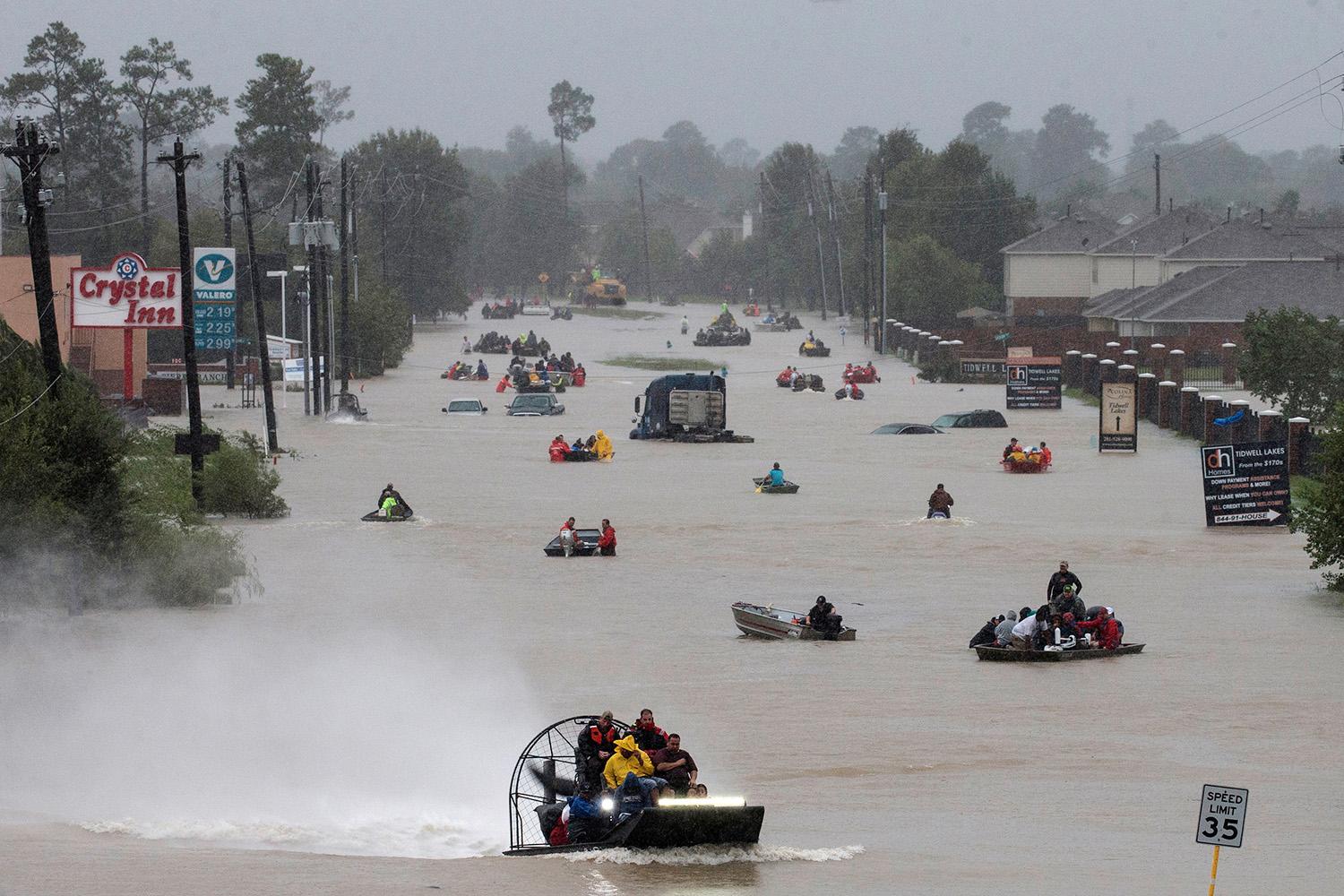 Bilvägarna är fyllda med vatten och båtägare hjälper till att evakuera boende. 