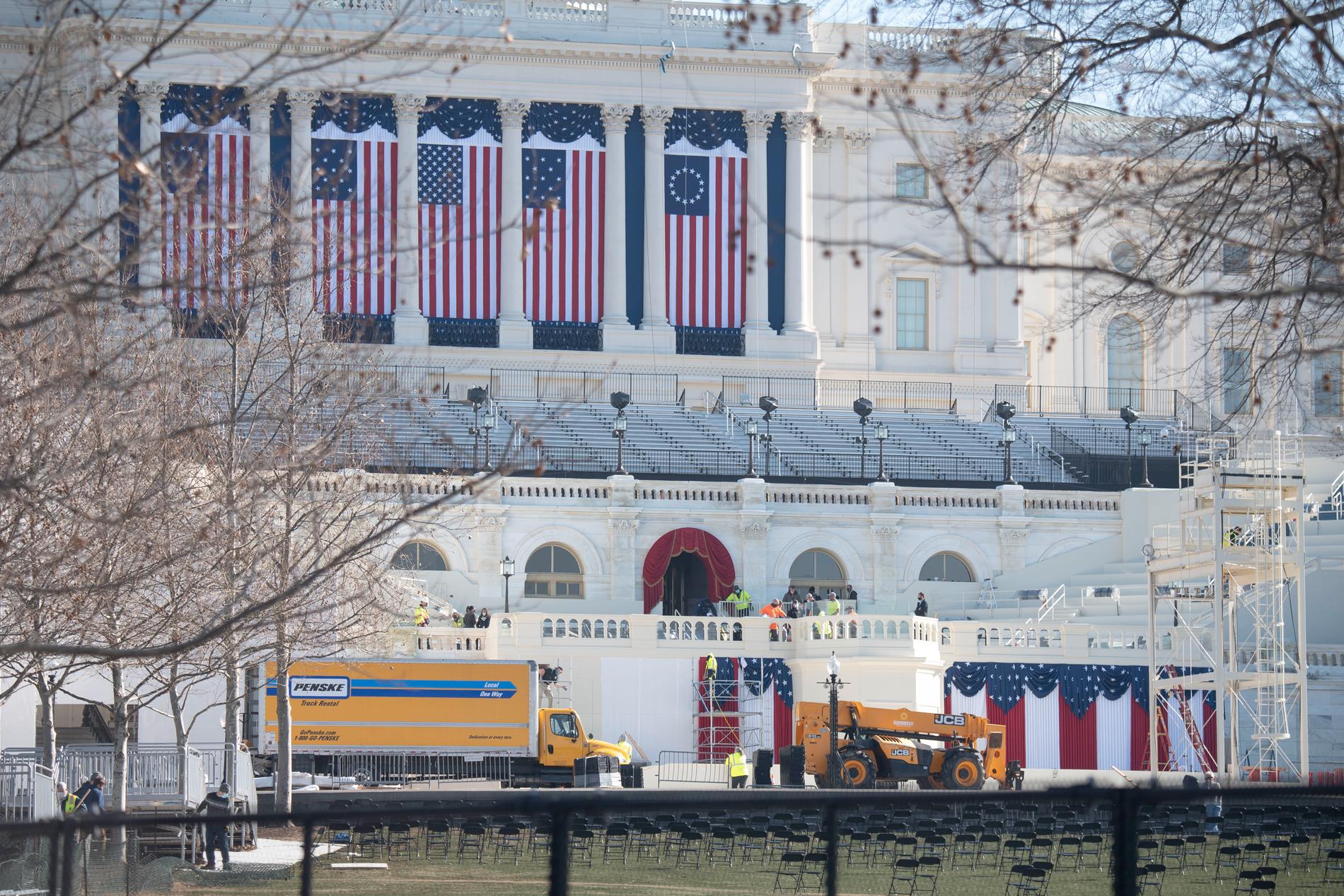 Hantverkare reser scenen där Joe Biden ska sväras in som president på onsdag.