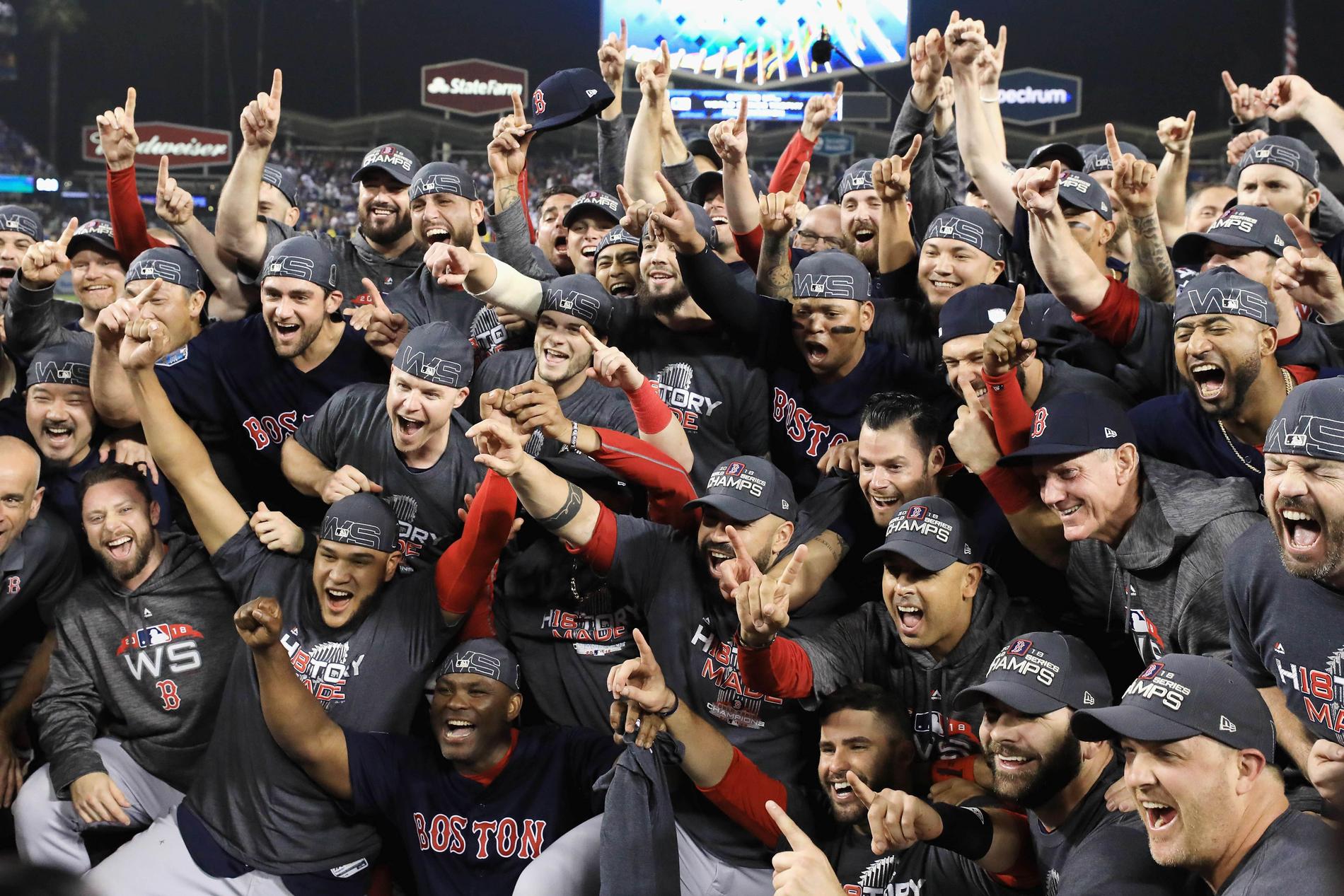 Boston Red Sox-spelare firar segern på arenan i Los Angeles.