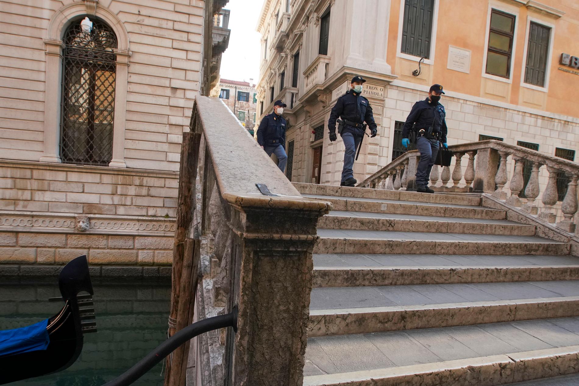 En kvinna greps av italiensk polis för förargelseväckande beteende efter att ha poserat topless på ett krigsmonument.