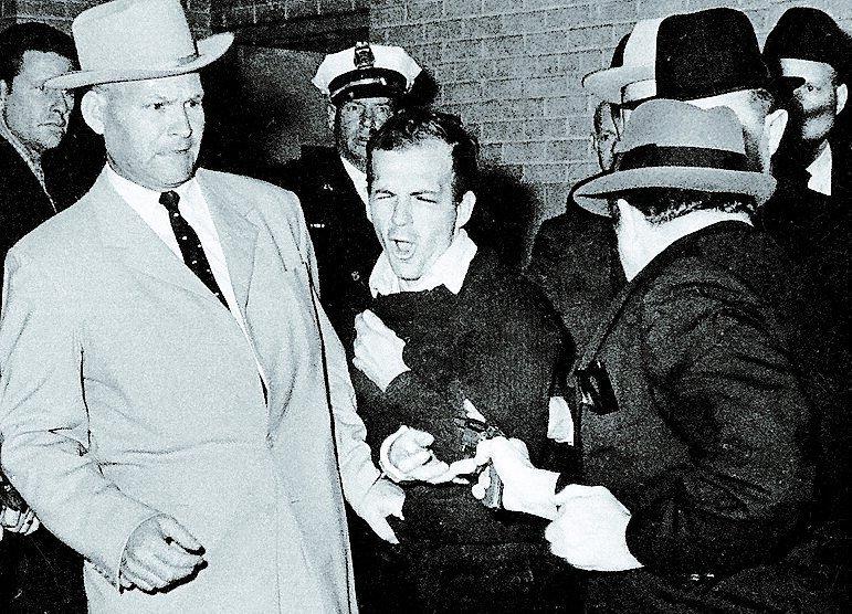 Nattklubbsägaren Jack Ruby skjuter ihjäl den mordmisstänkte Lee Harvey Oswald i Dallaspolisens underjordiska garage. Miljontals tv-tittare såg mordet i direktsändning. Ruby dömdes till döden, men lurade bödeln genom att dö i fängelset 1967.