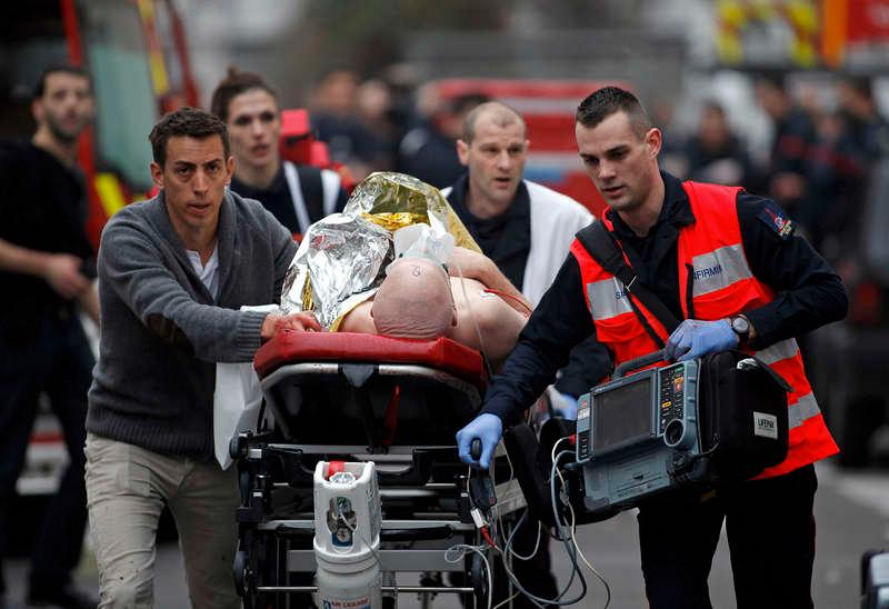 Terroristerna var beväpnade med automatkarbiner och öppnade eld mot medarbetarna på Charlie Hebdos redaktion. På väg till flyktbilen sköt de även ihjäl en polisman. Tolv personer dödades i den blodiga attacken.