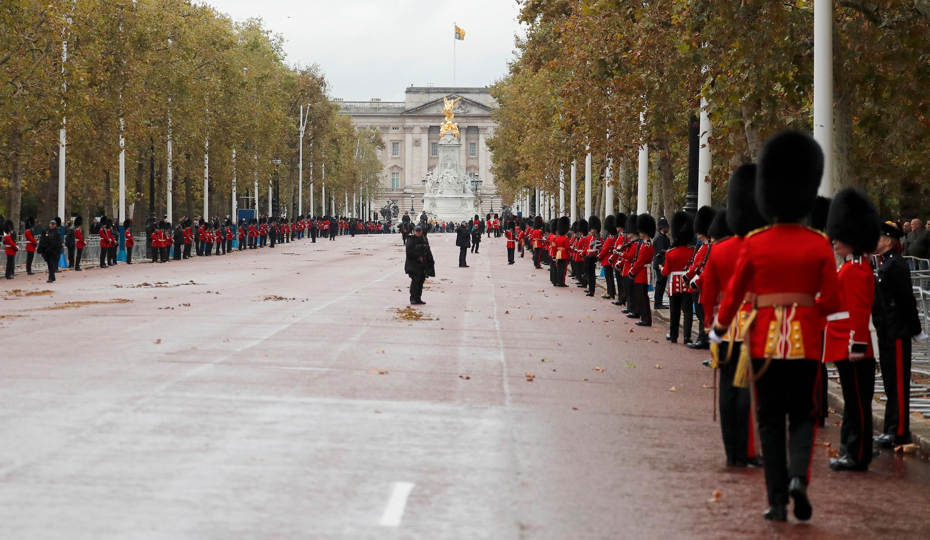 Poliser och soldater håller linjerna framför Buckingham Palace vid statsöppningen i oktober.