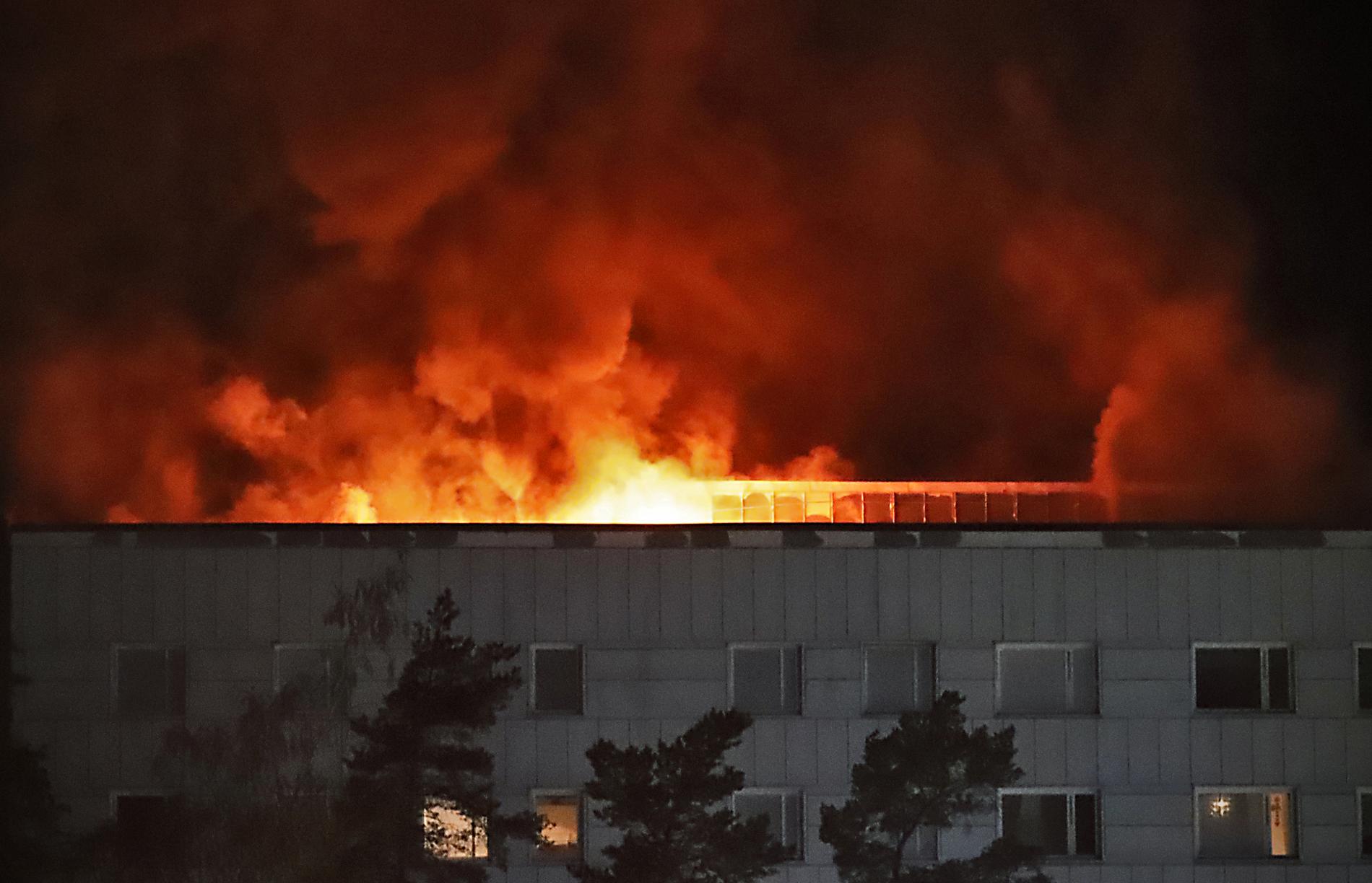 Höghuset brinner kraftigt på taket.