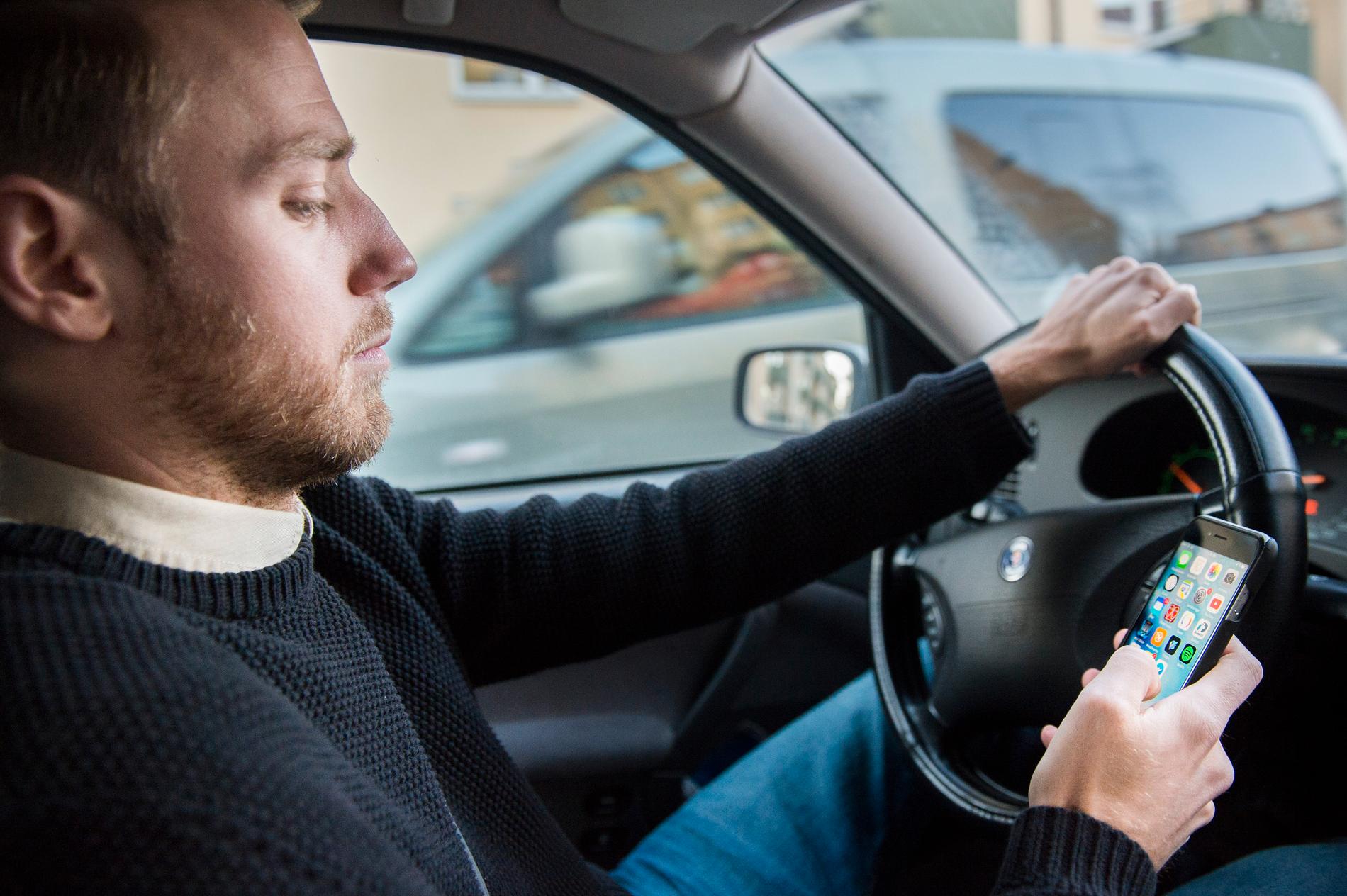Det blir snart förbjudet att hålla på med mobilen samtidigt som man kör. Arkivbild.