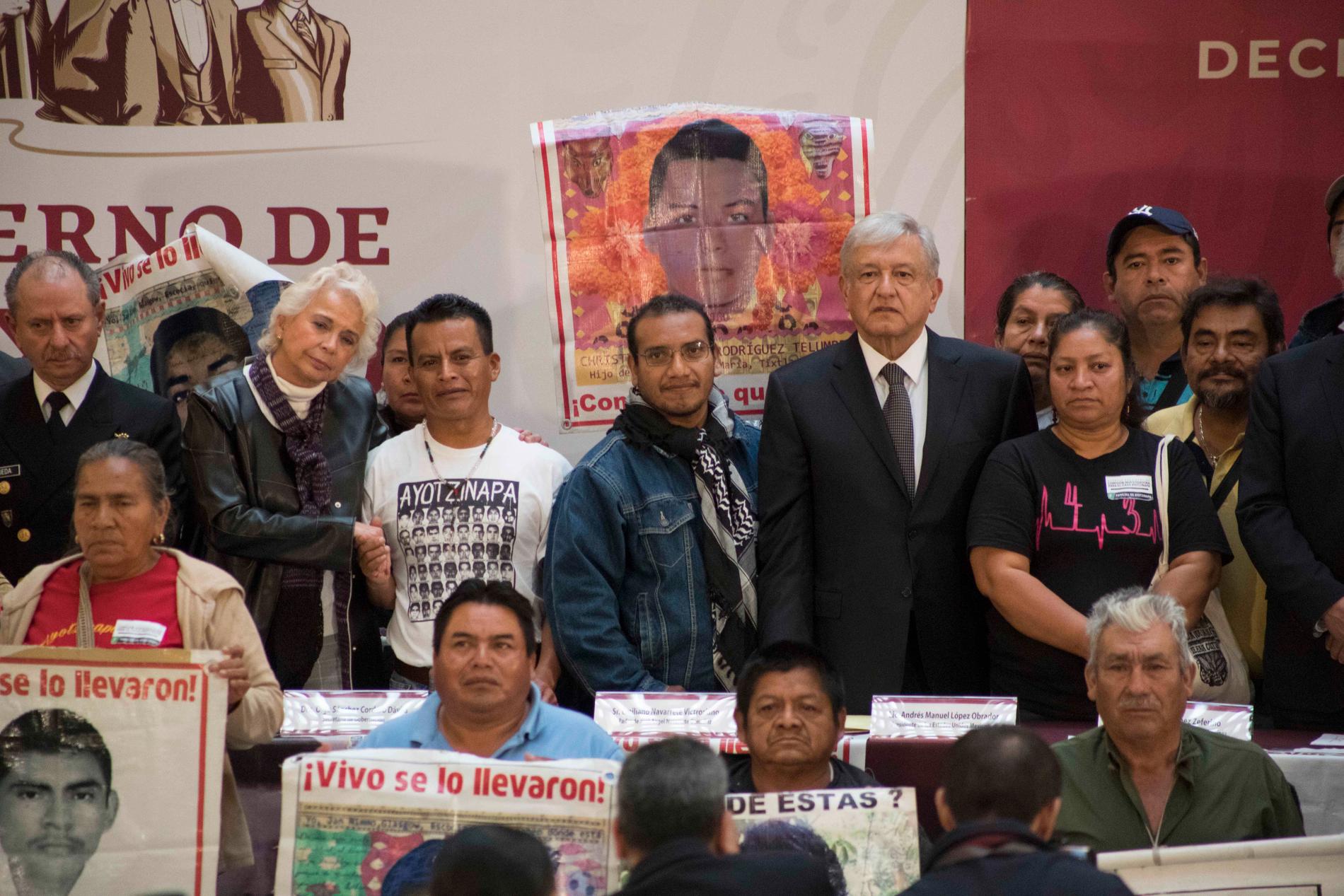 Mexikos nytillträdde president Andrés Manuel López Obrador (i kostym) tillsammans med anhöriga till de 43 lärarstudenterna.