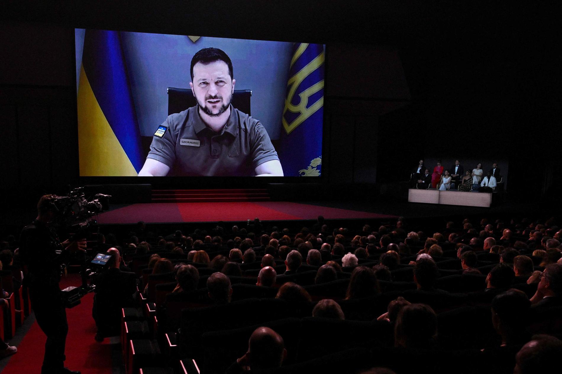 Volodymyr Zelenskyj talade vid öppningsceremonin i Cannes.