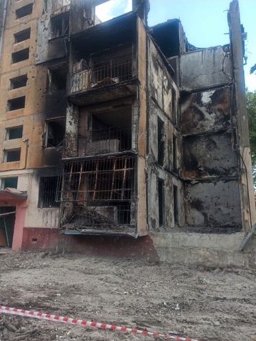 Olena Olkhovskas och sambons lägenhet i Mariupol är numera bara ett utbränt skal, efter att ha bombats sönder av ryssarna i april 2022.