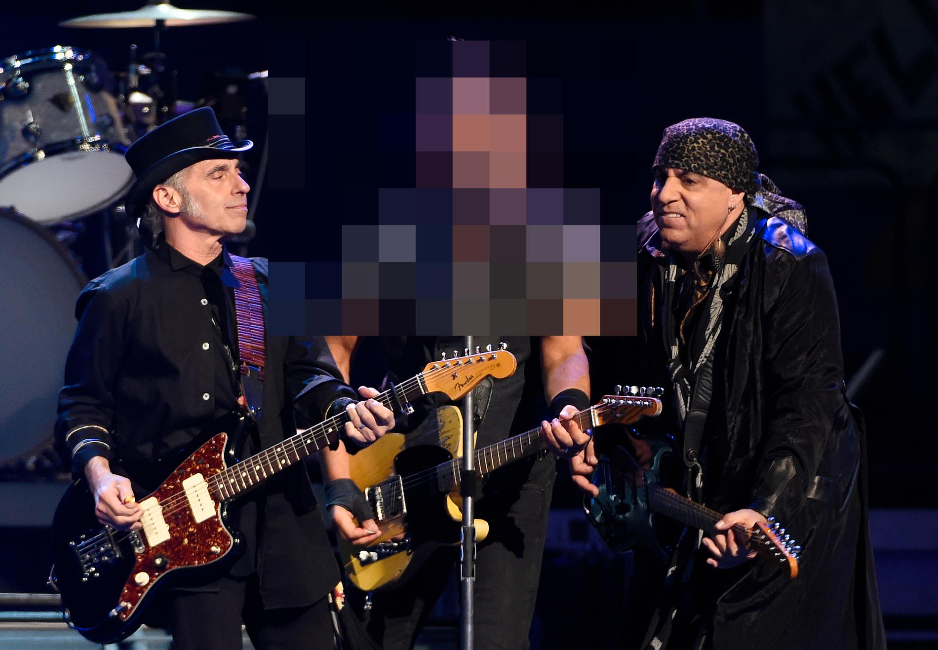 Bruce Springsteen uppträder med E Street band. 