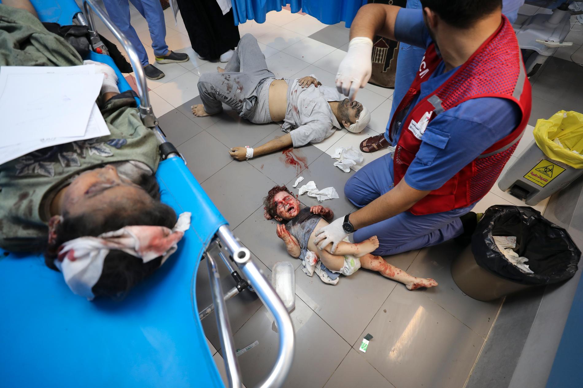 Skadade palestinier behandlas vid Al Shifa-sjukhuset i Gaza, den 11 oktober, 2023.