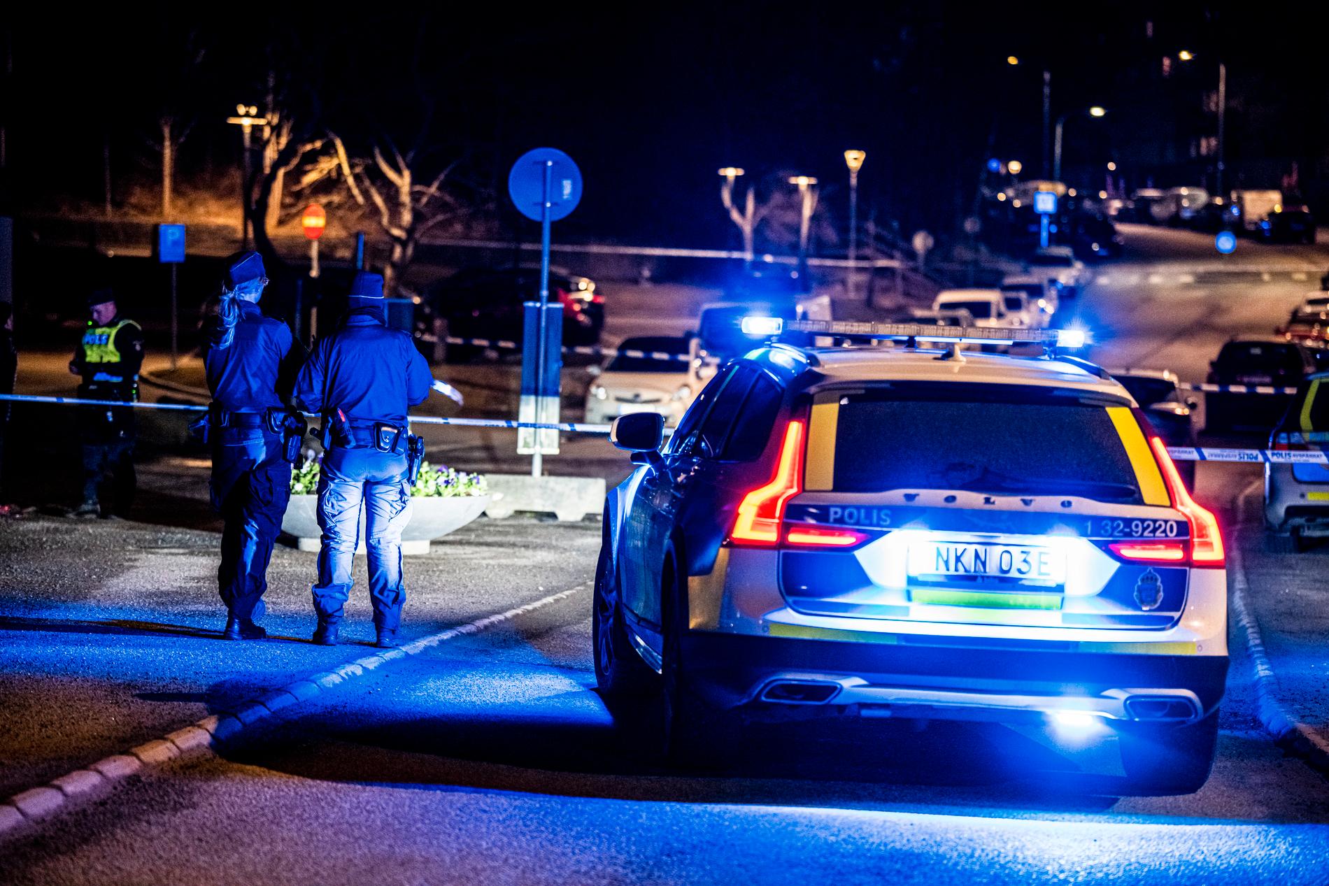 Polisinsats efter skjutning i Älta tidigare i år. 