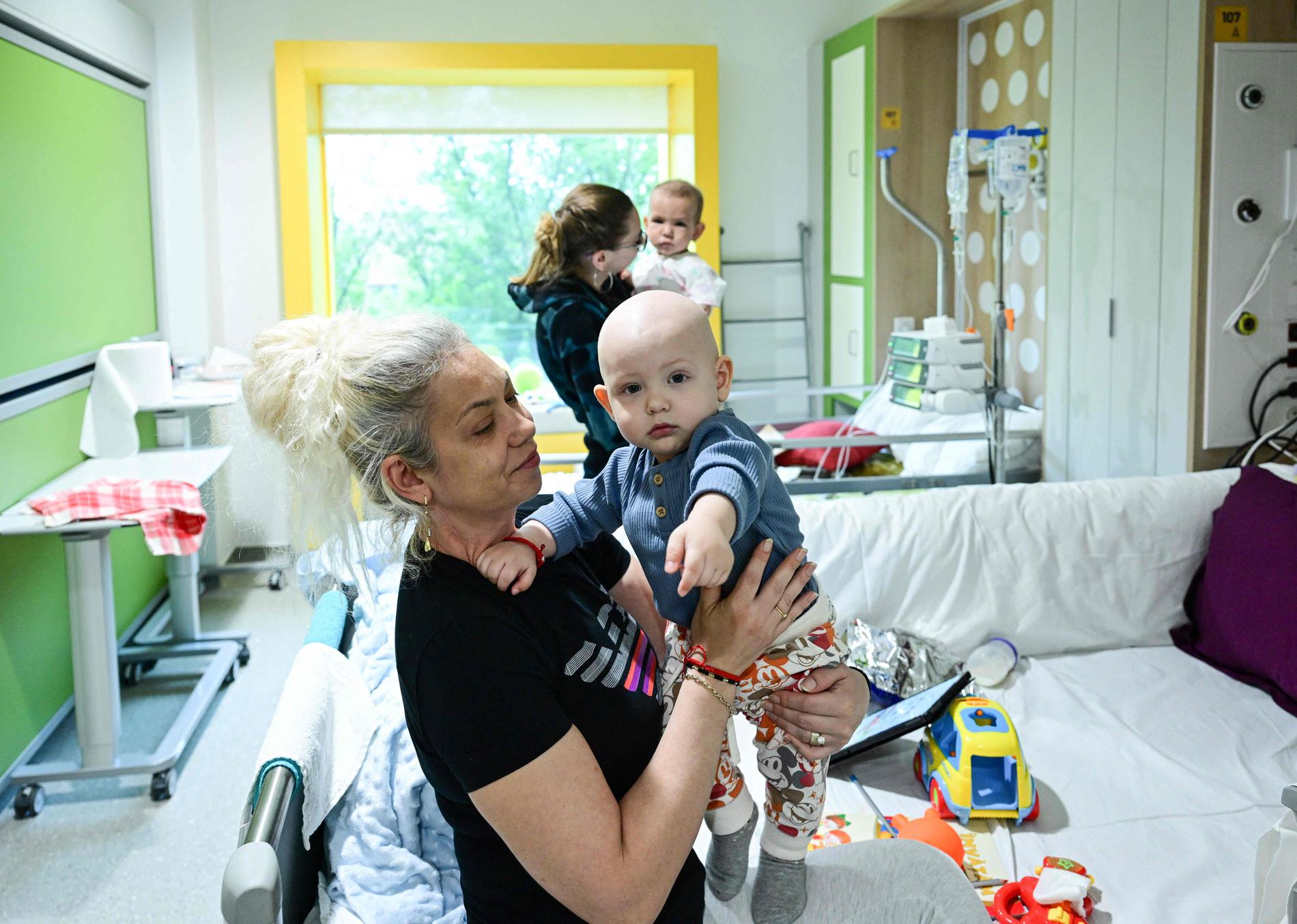 Ildiz Ivan och hennes ettårige son Eric, som behandlas för neuroblastom (cancer i nervvävnaden). Båda trivs på Bukarests nya gräsrotsfinansierade barncancersjukhus.
