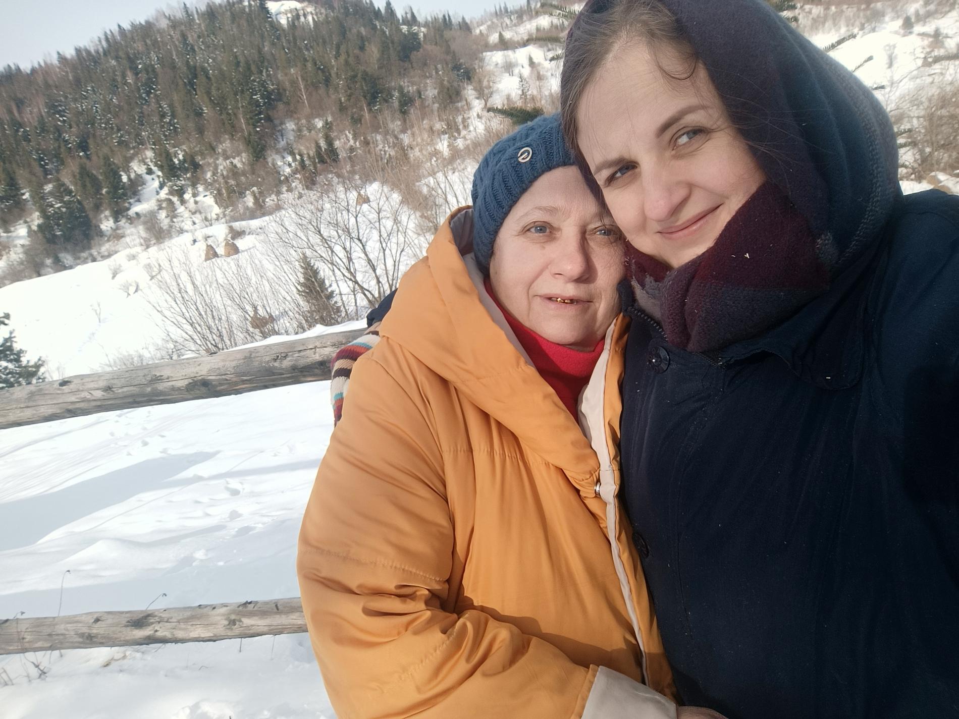 Natalia Stepaniv och hennes mor vid en stopp vid bergskedjan Karpaterna, inte långt från delmålet Lviv i västra Ukraina.