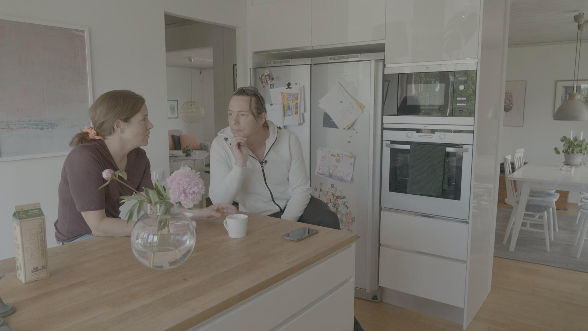 Lee Christiernsson i ett samtal med systern Johanna Carlsten i dokumentären ”Att bli Lee” på TV4.