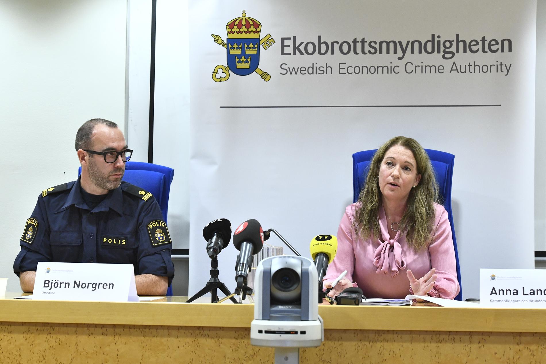 Utredaren Björn Norgren och åklagare och förundersökningsledare Anna Lander håller pressträff i samband med att åtal väcks mot en liga som under flera år tjänat miljoner på organiserat fusk på högskoleprovet.