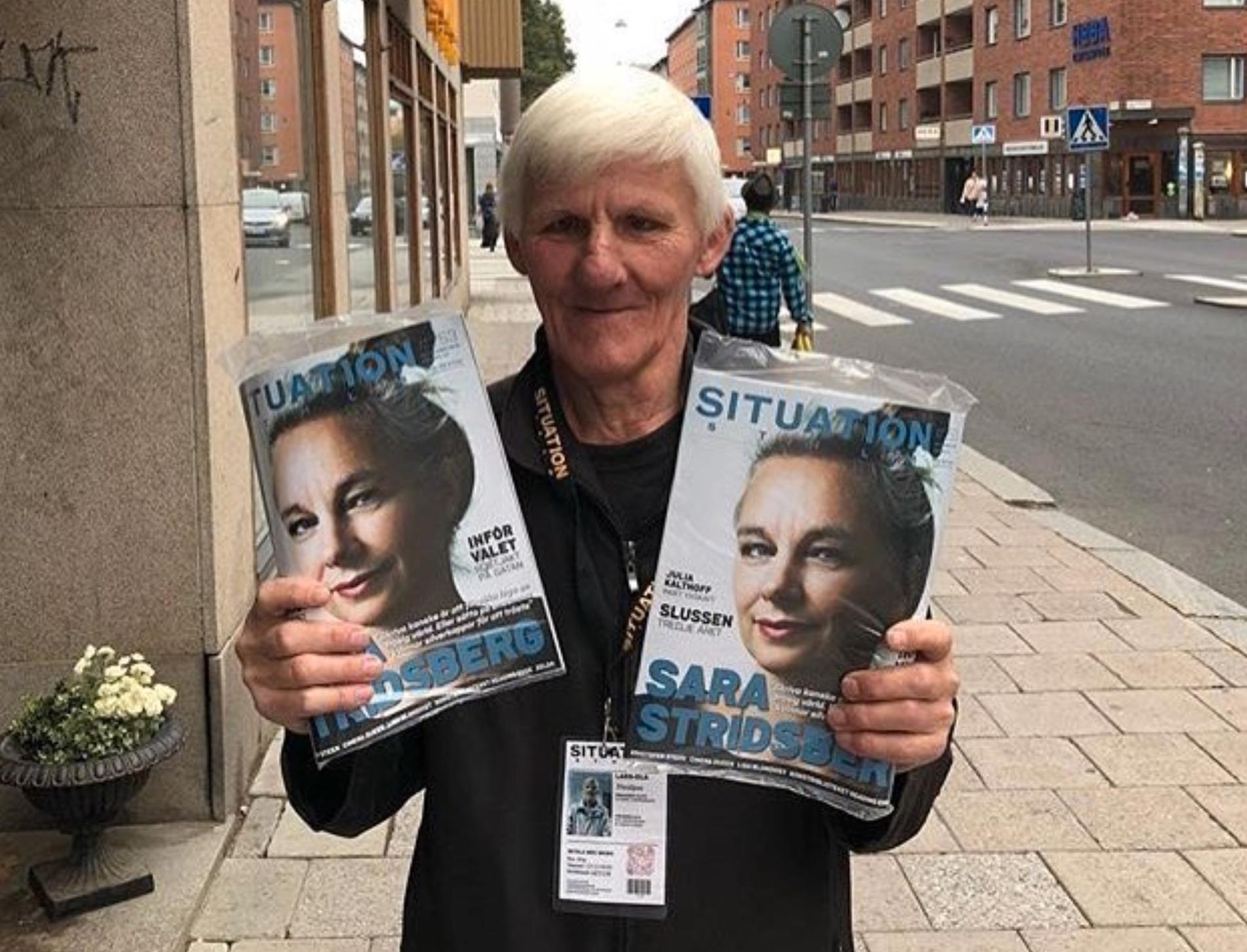 Lars-Ola fotograferad av Situation Stockholms redaktion när han var på väg till sin försäljningsplats – i närheten av Slussen. 