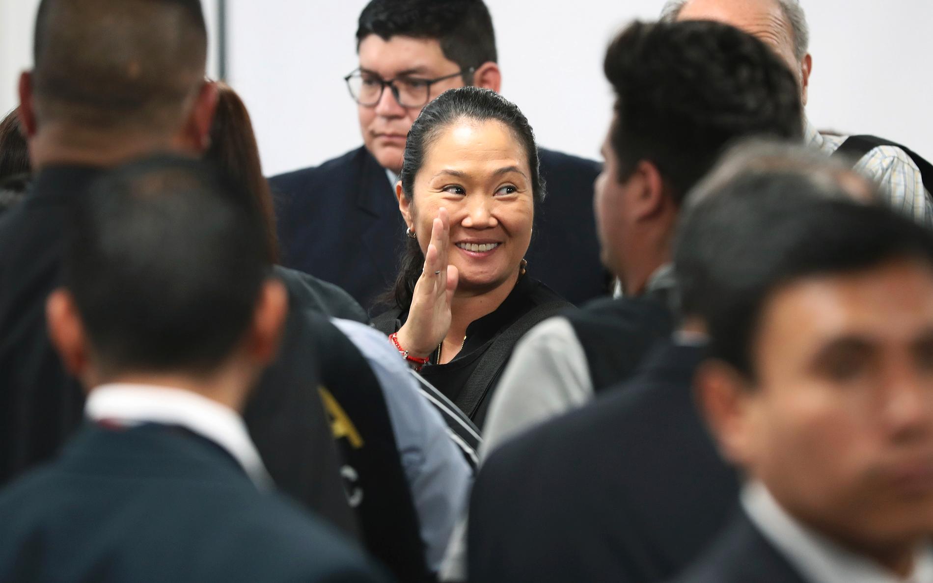 Keiko Fujimori, ledare för det peruanska oppositionspartiet Fuerza Popular, vinkar till familjemedlemmar under ett förhör på onsdagen i domstolen i Lima som nu beordrat att hon ska släppas.