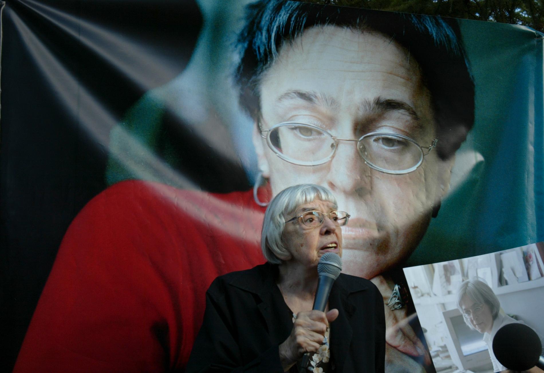 Människorättsaktivisten Ljudmila Aleksejeva håller ett tal vid ett arrangemang för att uppmärksamma mordet på den mördade ryska journalisten Anna Politkovskaja den 30 augusti 2007 – samma dag som Politkovskaja skulle ha fyllt 49 år. Arkivbild.