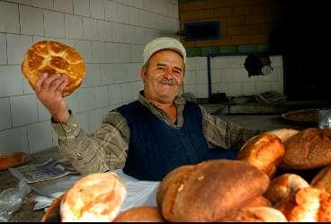 Vid torget kan man köpa nybakat bröd.