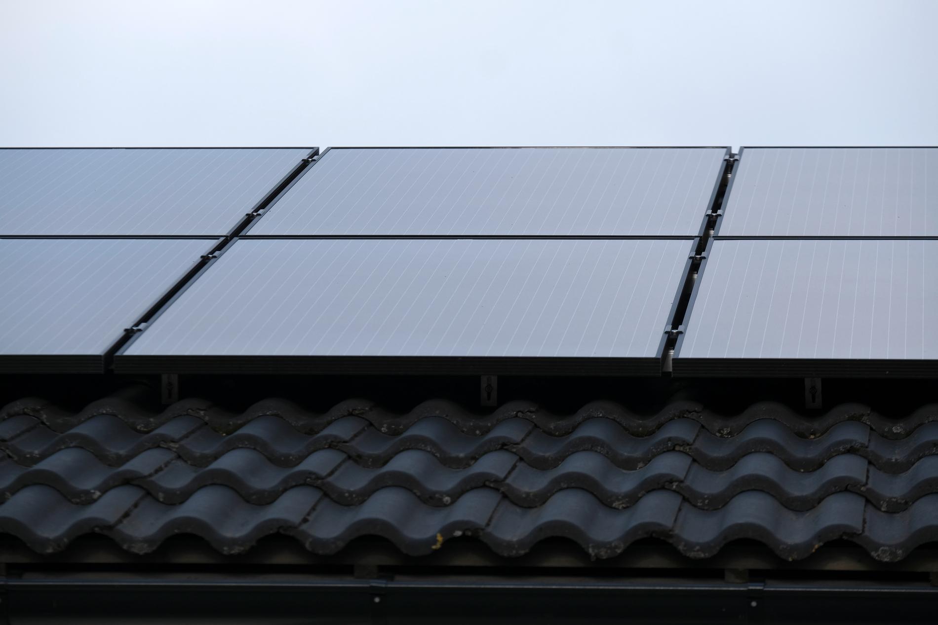 Solceller på taket. Det statliga solcellsbidraget kan hinna ta slut och tusentals stockholmare står i kö för att få bidraget.
