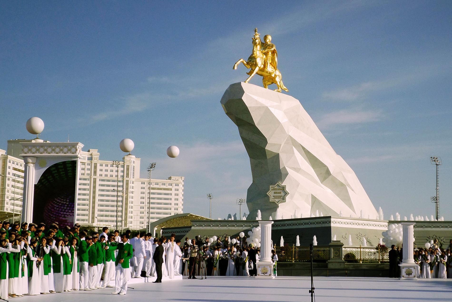 En staty av president Gurbanguly Berdymukhamedov på en häst i Turkmenistans huvudstad Ashgabat.