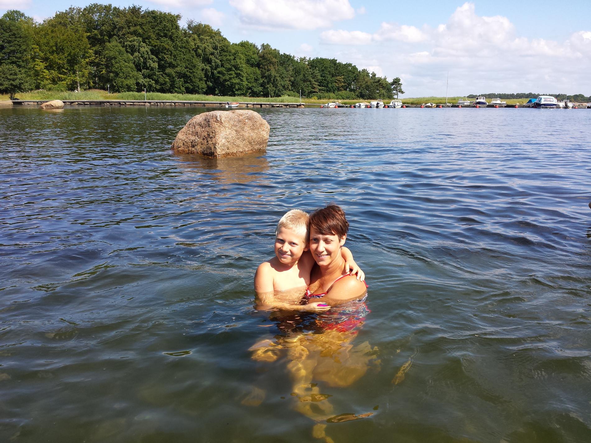 Min syster Linda och hennes son Samuel tar ett dopp i Norje Boke. :-)