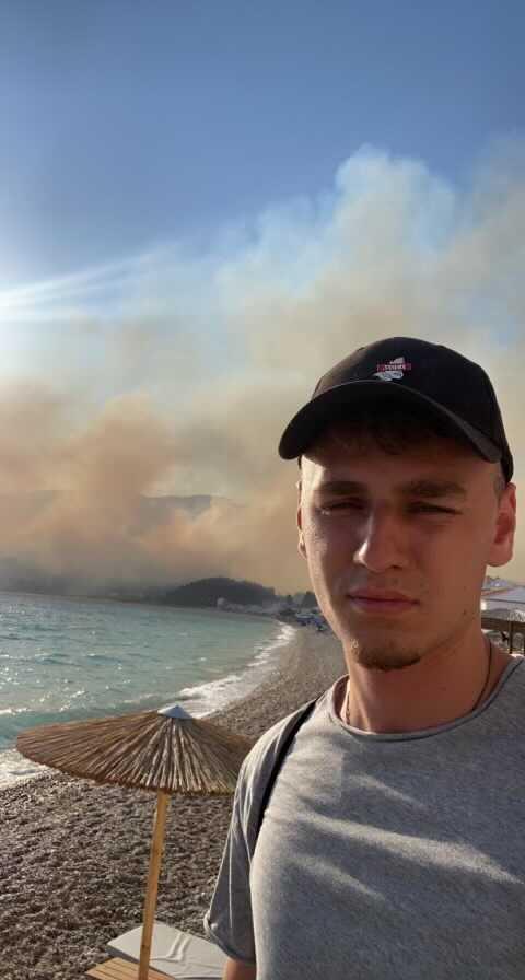 Emil Selin, 20, är, bokstavligt talat, strandsatt efter skogsbranden på Samos.