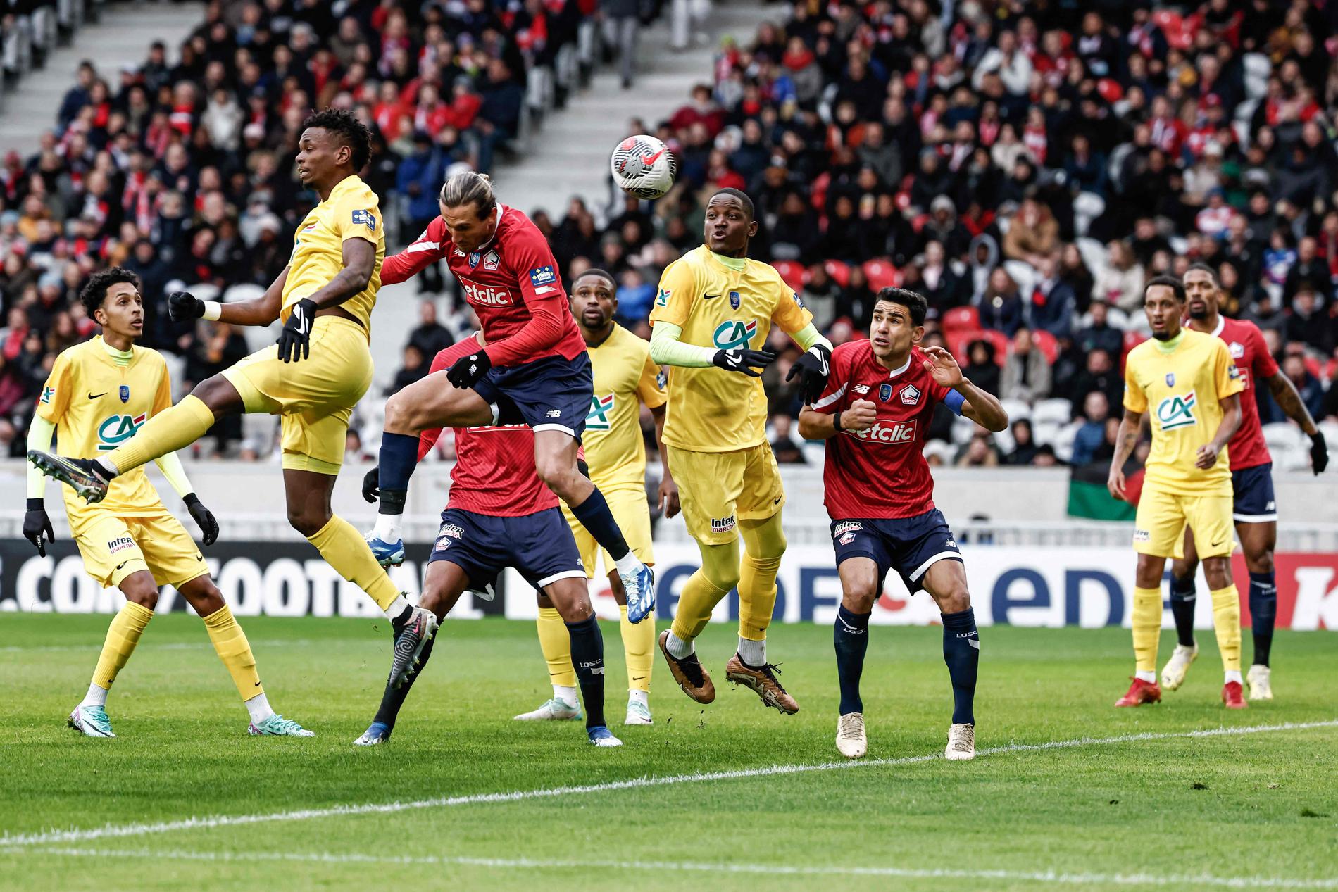 Gulklädda Golden Lion de Saint Joseph FC hade inget att sätta emot franska Lille. Här trycker Yusuf Yazici in 1–0, men det skulle komma mer...
