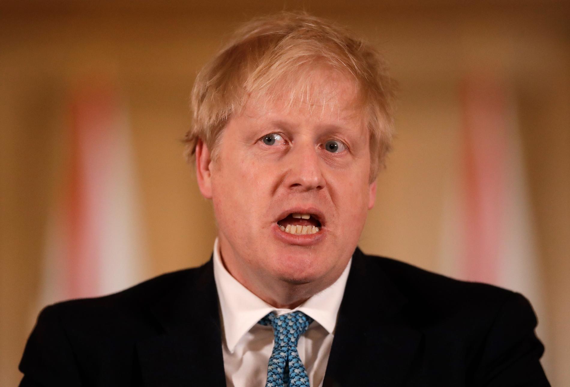 Storbritanniens premiärminister Boris Johnson meddelar att landets skolor stänger från och med fredag kväll.