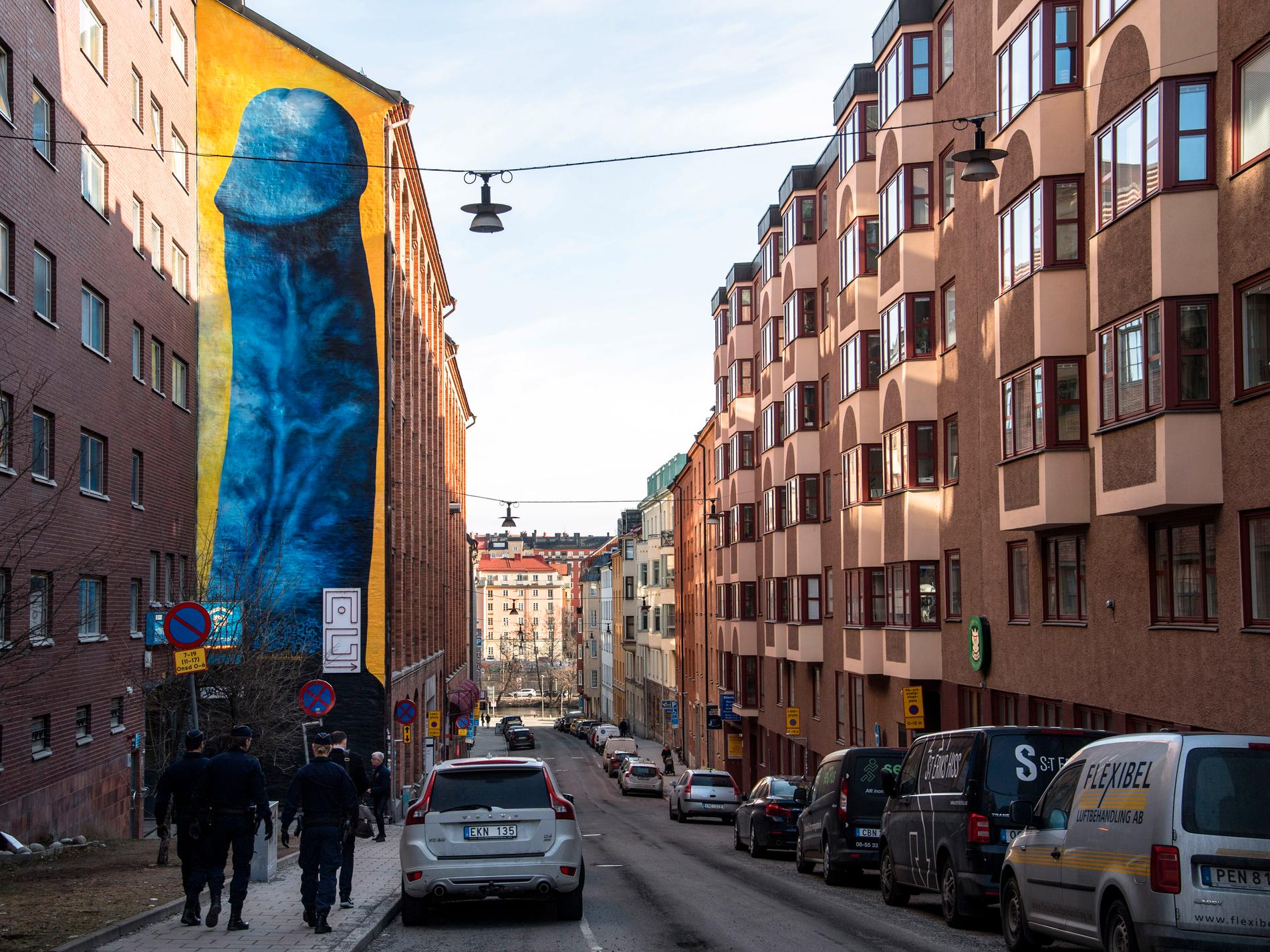 En flera meter hög, blå, erigerad penis avbildas på Kronobergsväggen på Kungsholmen i Stockholm.