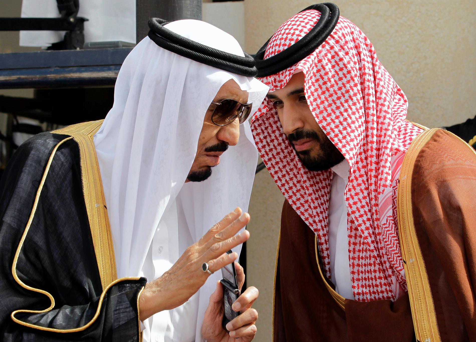 Saudiarabiens kronprins Mohammed bin Salman (MBS, till höger) tillsammans med sin far, kung Salman (till vänster). Bilden är från 2012. Arkivbild.
