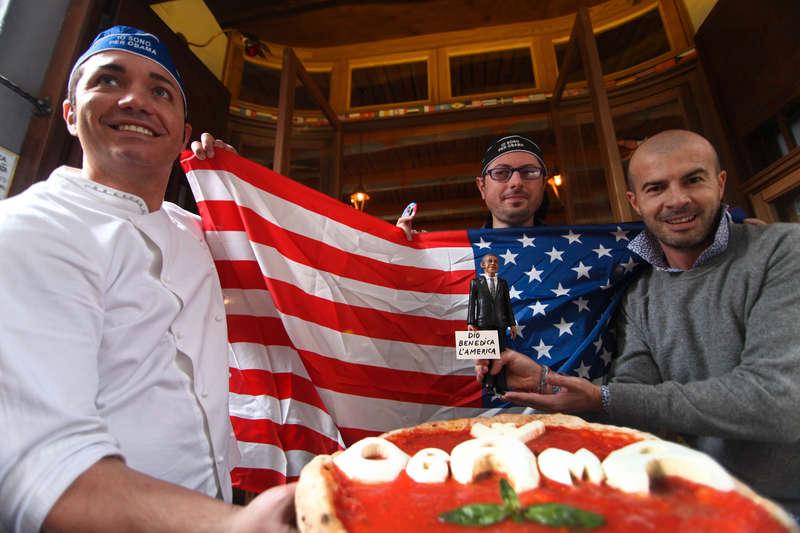 I Neapel serveras den nya pizzan ”Obama” för att fira att USA:s demokratiske president blev omvald. Frågan är om den lilla dockan också står på menyn.