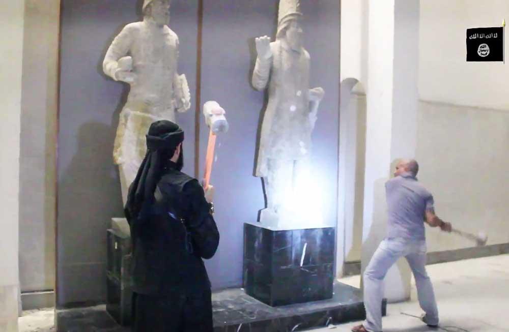 IS-krigare slår sönder antika statyer på Nineveh-museet i Mosul