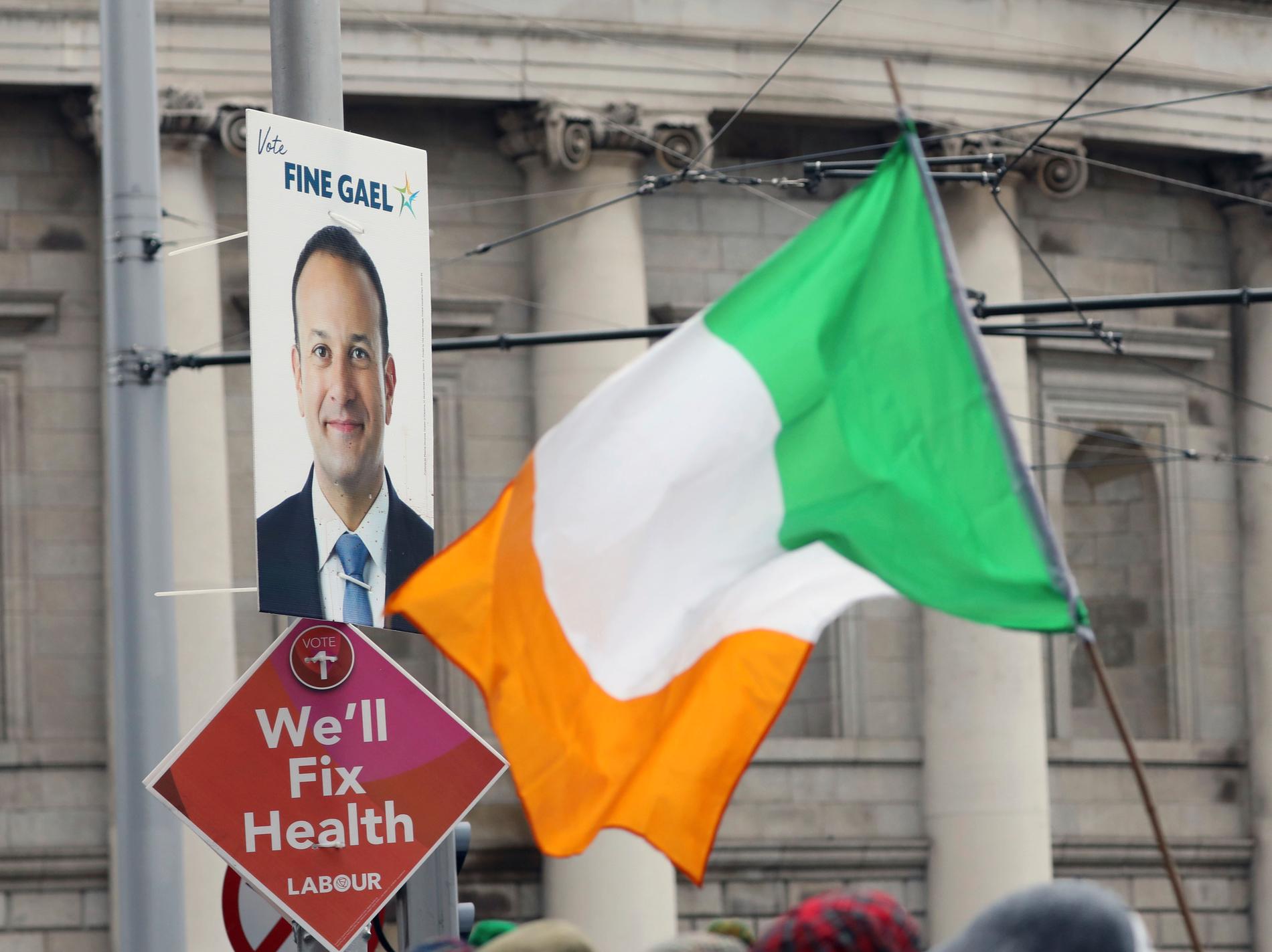 Valaffischer på en lyktstolpe i Dublin i samband med lördagens parlamentsval, där premiärminister Leo Varadkar (på affischen) hoppas bli omvald.