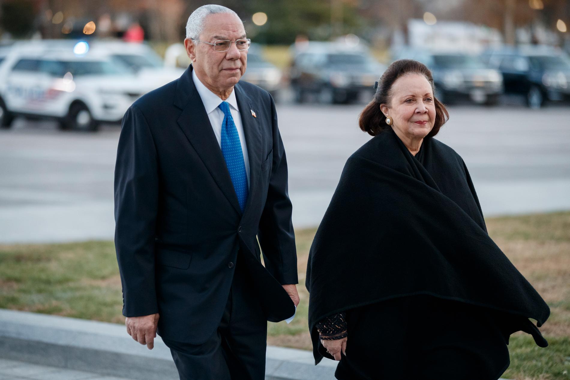 Colin Powell tillsammans med sin fru Alma. Bilden är från slutet av 2018 i samband med begravningen av den tidigare presidenten George H W Bush (far till tidigare presidenten George W Bush).