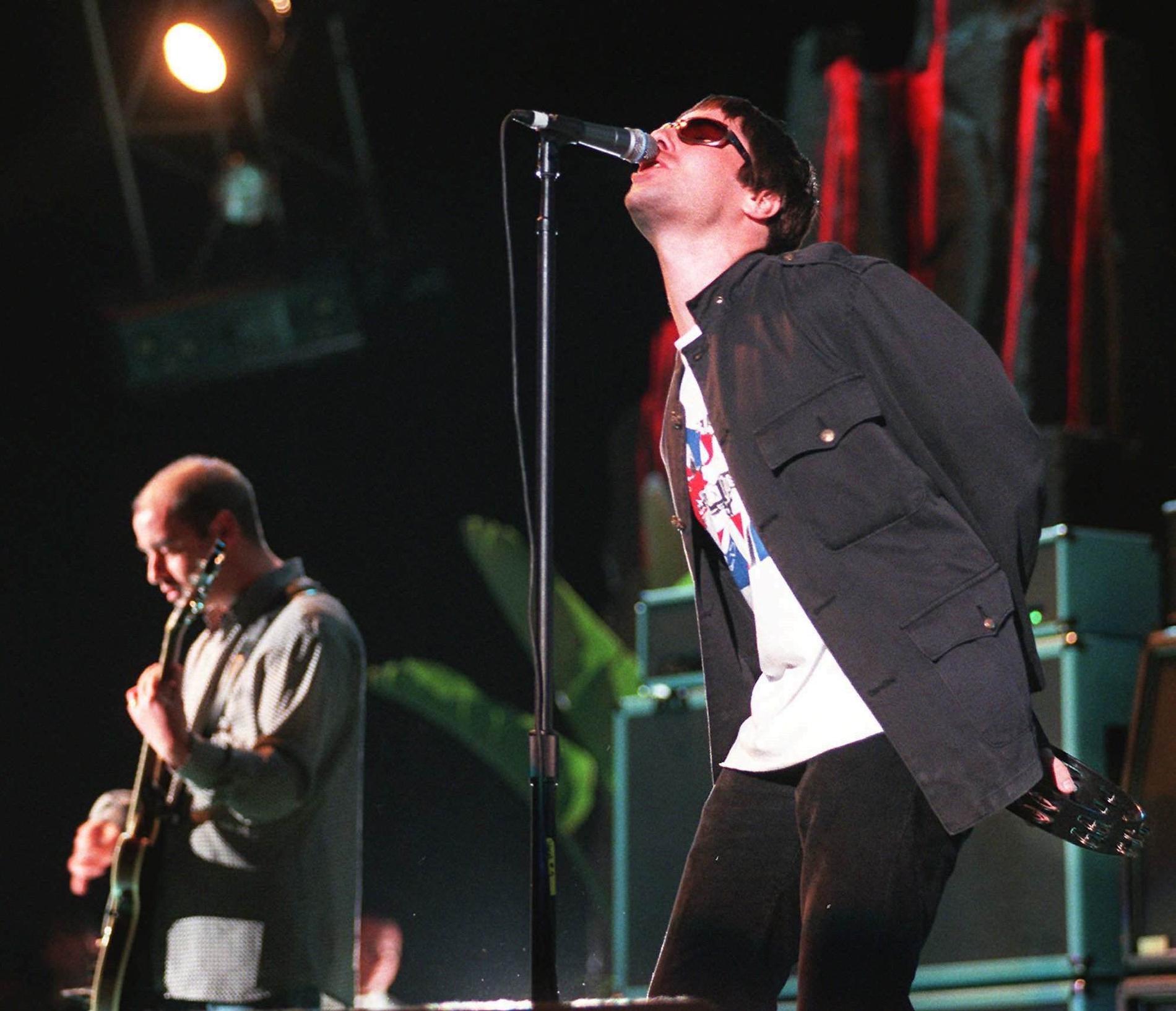 Paul ”Bonehead” Arthurs och Liam Gallagher i Oasis.