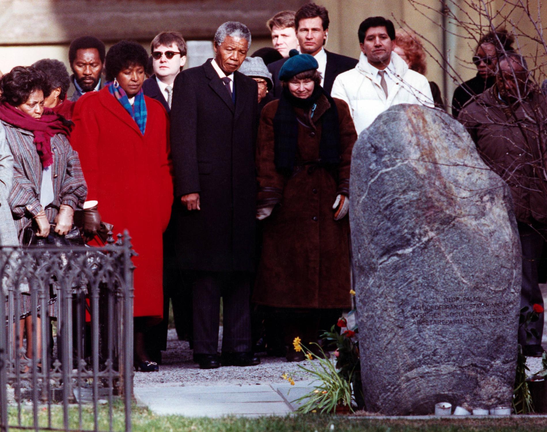 Nelson Mandela besöker Olof Palmes grav vid Adolf Fredriks kyrka i Stockholm tillsammans med bl.a sin hustru Winnie Mandela och Lisbet Palme. Mars 1990.