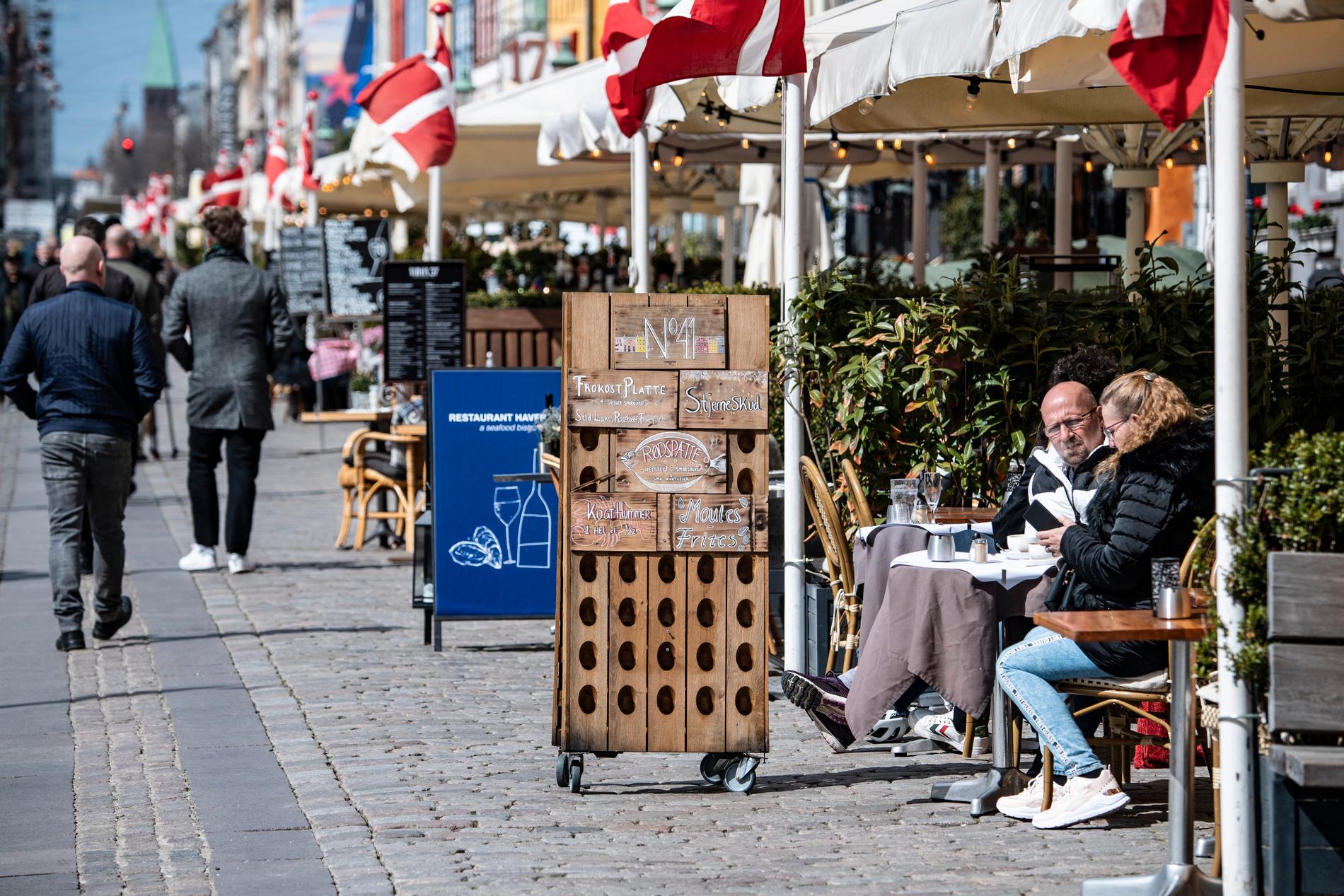 Den danska besöksnäringen, här i form av uteserveringar i Nyhavn i Köpenhamn, behöver goda nyheter. Arkivbild.