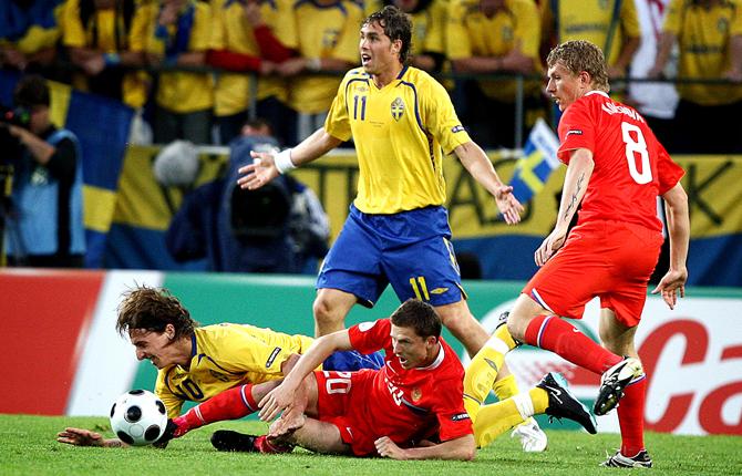 Oavgjort hade räckt mot Ryssland i sista gruppspelsmatchen men Sverige överrumplades av ryssarnas snabba spel och förlorade... Här landar Zlatan tungt medan Johan Elmander försöker påkalla domarens uppmärksamhet.