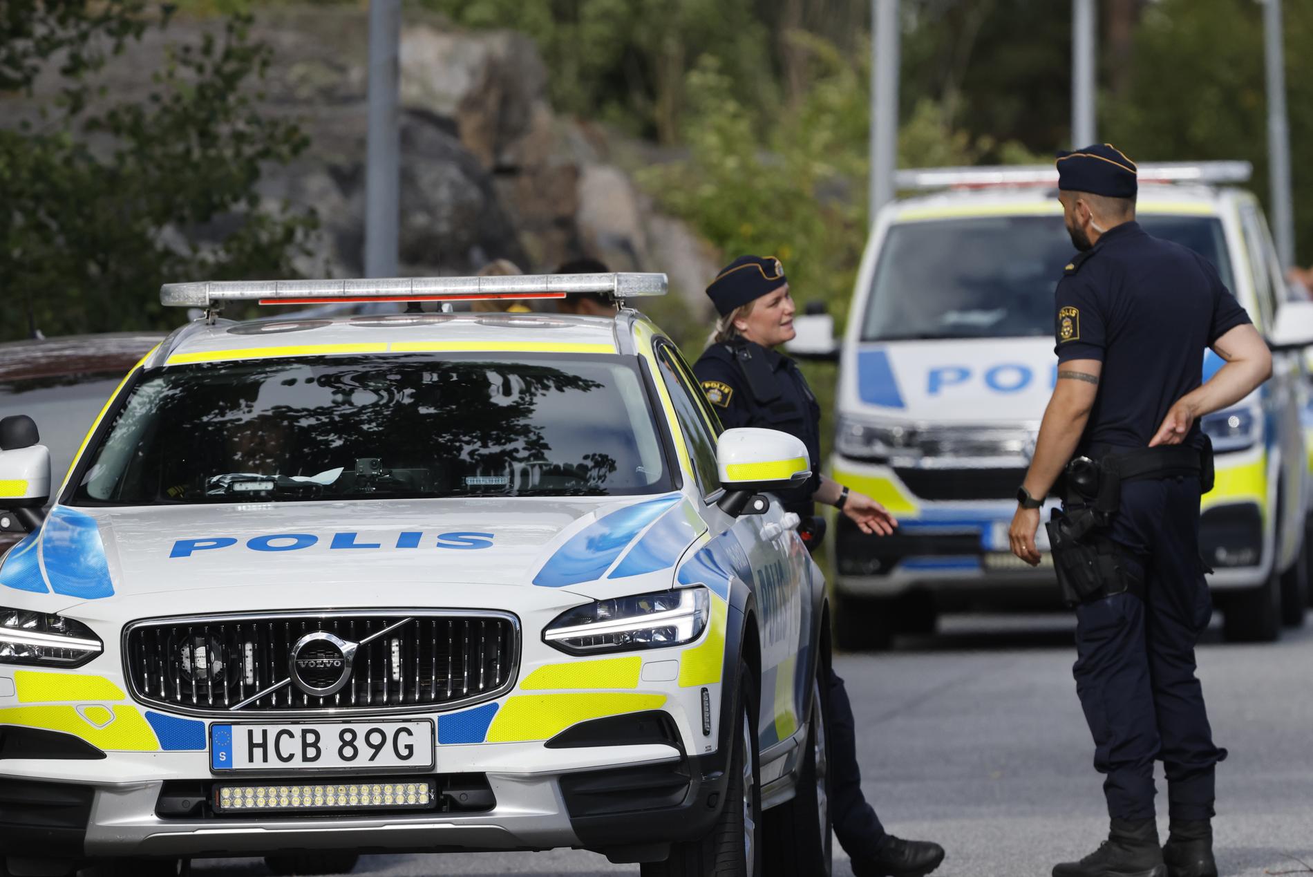 Polis på plats efter att 17-åringens kropp hittats i ett skogsparti på Värmdö utanför Stockholm. 