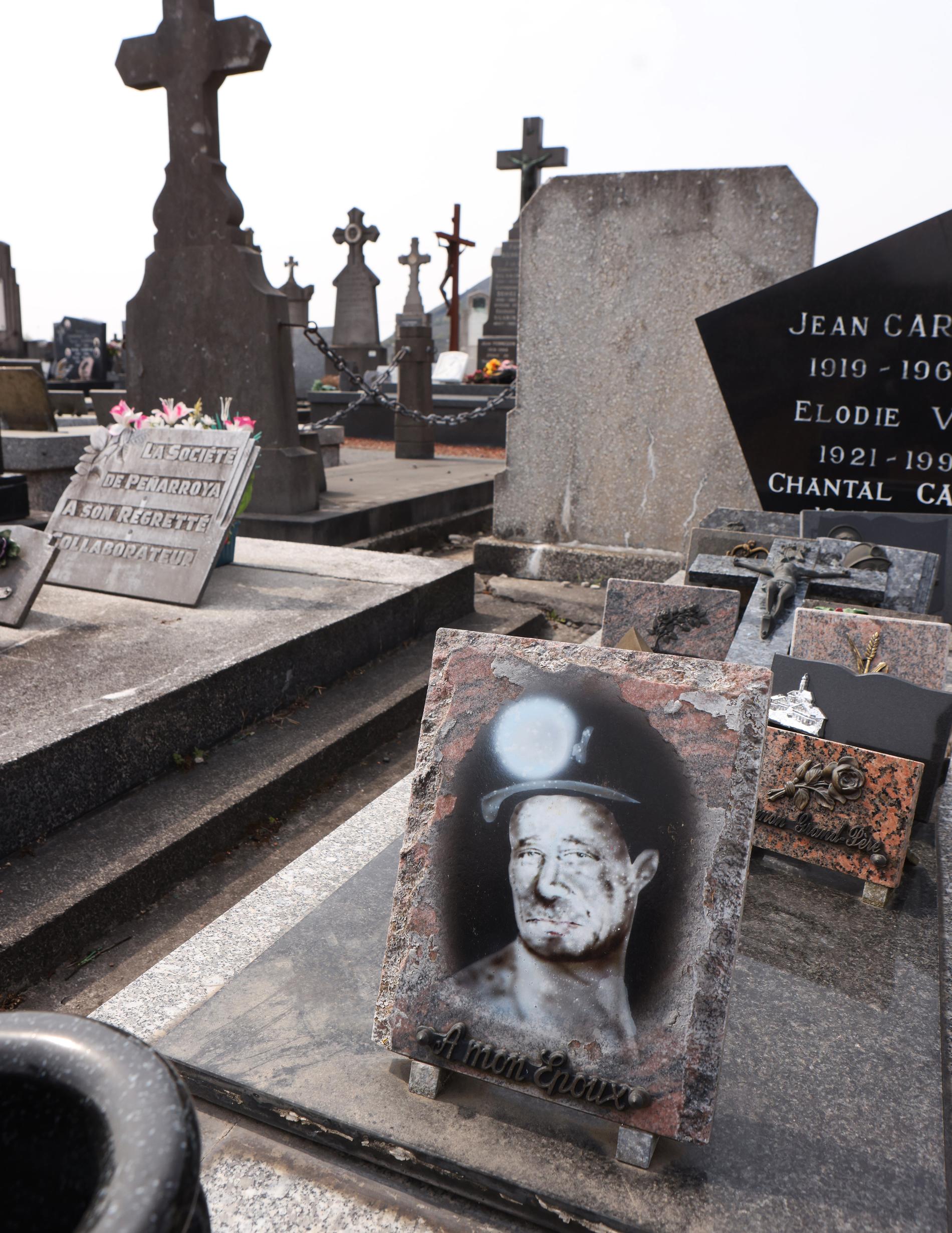  En fransk gruvarbetares grav med bild på kyrkogården i utkanten av staden.